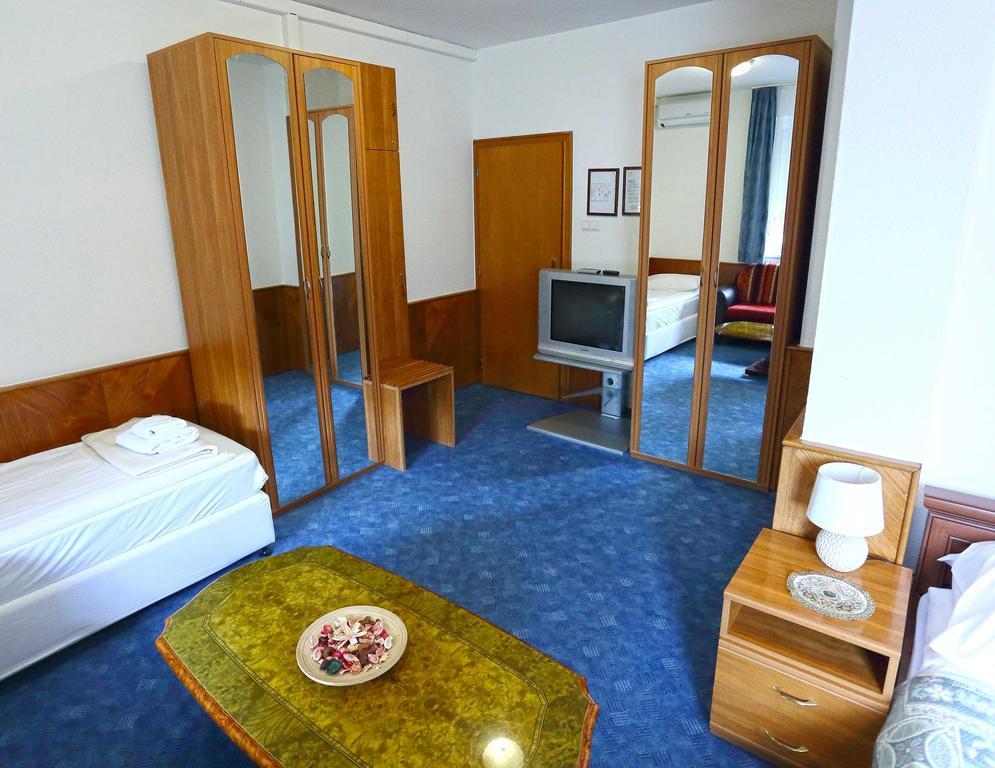 Hotel Wesselenyi غيور المظهر الخارجي الصورة